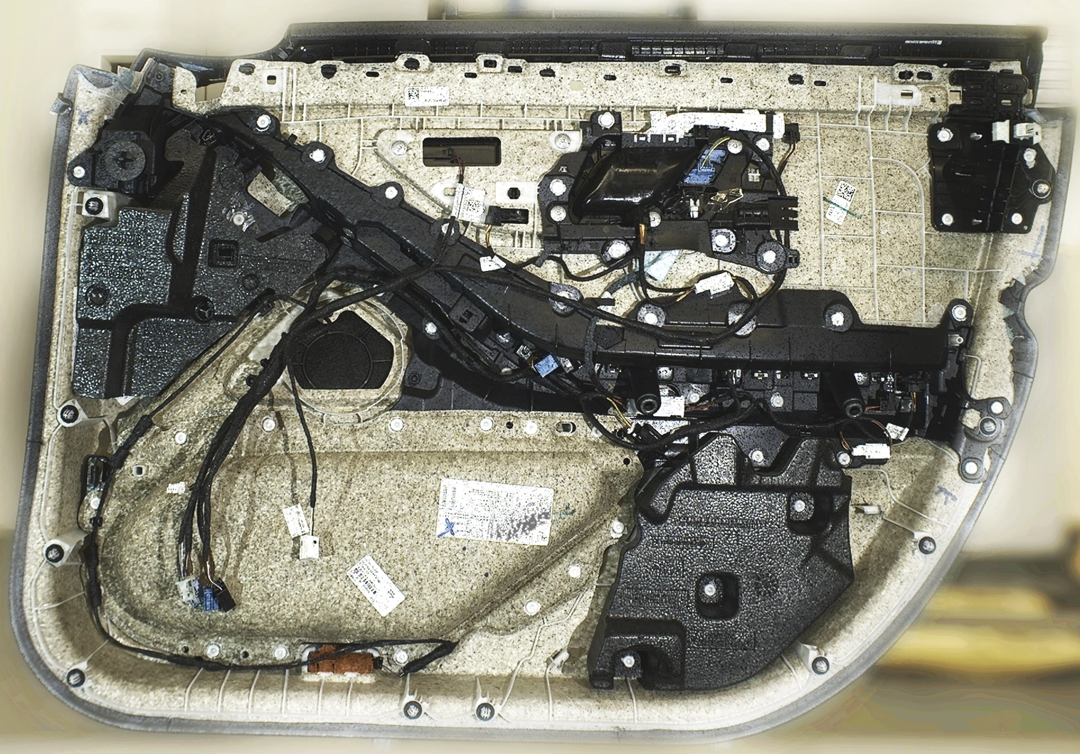 The Imaging Source社の産業用GigEカメラ4台で自動車のドアパネルの欠陥検査